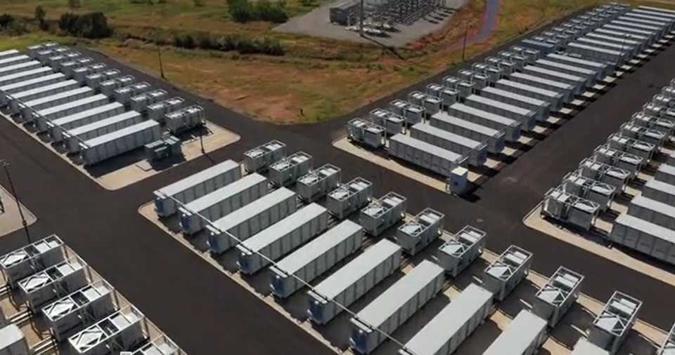 Vistra Corp. also offered an alternative design, where they would house batteries in 174 individual enclosures. Vistra’s DeCordova Energy Storage Facility in Granbury, Texas has a similar design.