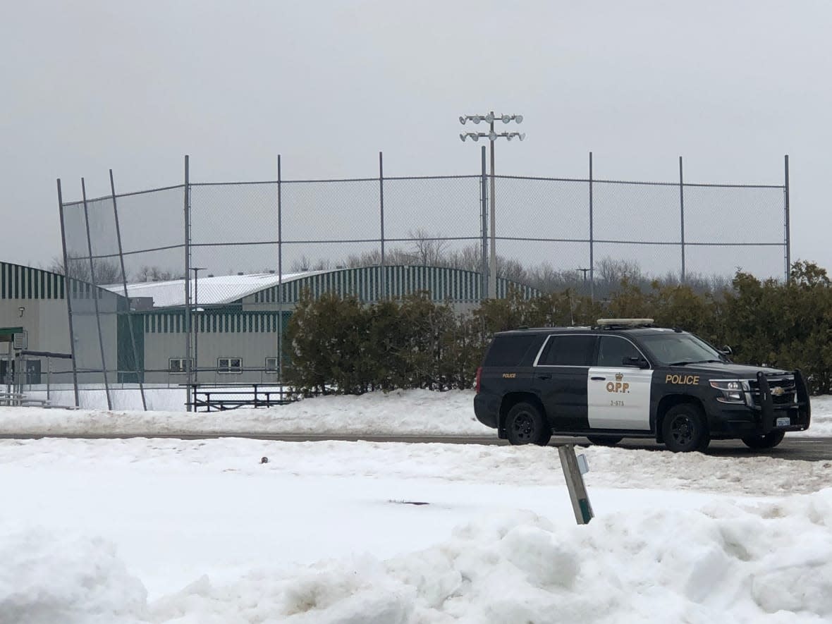 A police vehicle is parked outside the Beckwith Recreation Centre southwest of Ottawa on Friday. OPP asked people in the region to stay inside for about two hours as they hunted for two allegedly armed suspects, only to later retract their alert. (Rosalie Sinclair/Radio-Canada - image credit)