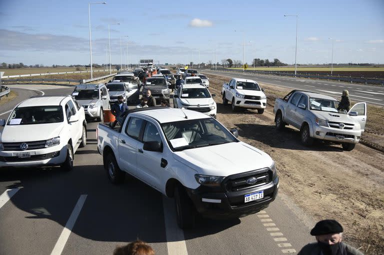 Caravana de productores rurales que llegaron hasta pergamino para protestar en un acto del que participa el presidente Alberto Fernández. No pudieron llegar al lugar, fueron detenidos a varios kilómetros