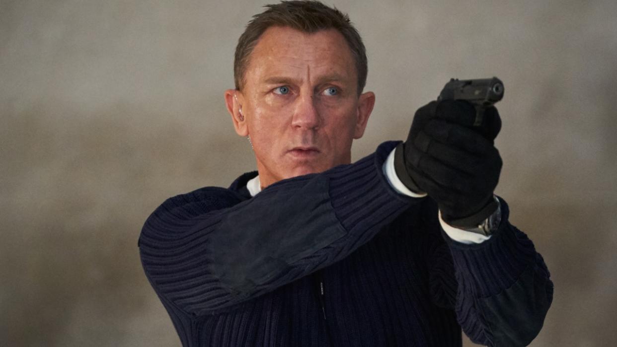  Daniel Craig's James Bond holding a gun 