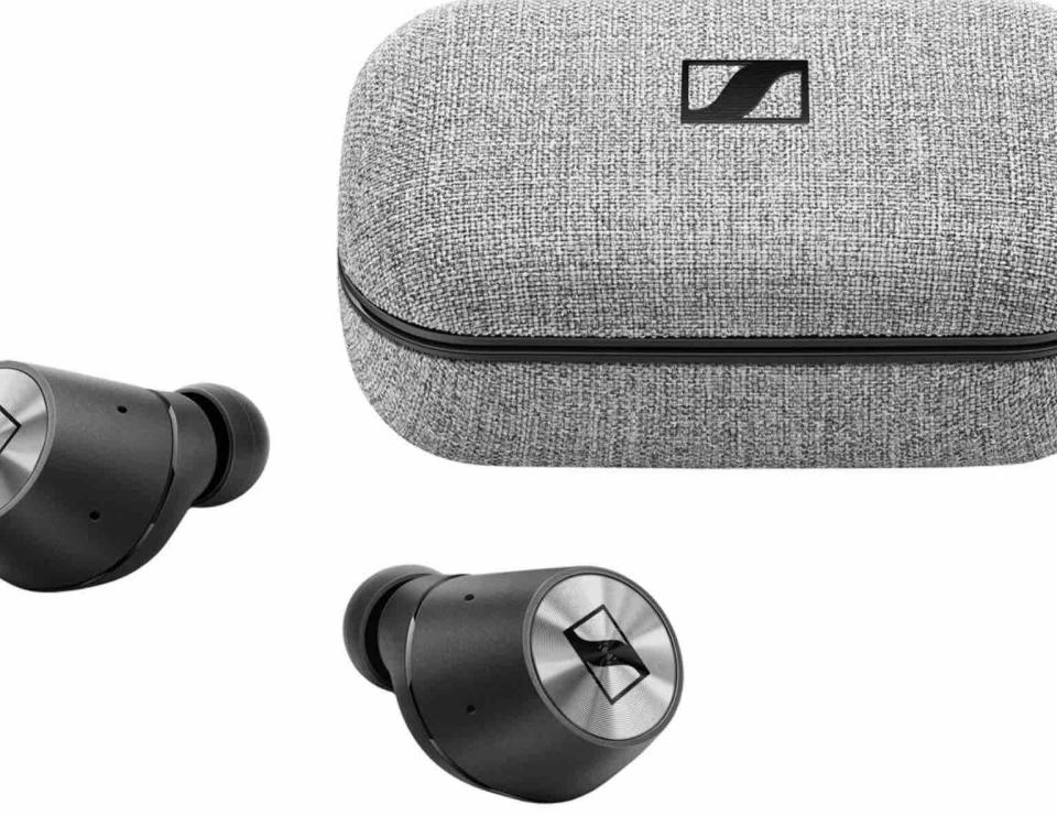 <p>Sennheiser Momentum True Wireless sono la proposta del celebre brand tedesco. Rappresentano appieno la filosofia del marchio con un’attenzione particolare al design, di certo un prezzo non leggerissimo, ma una qualità stupefacente sia in ascolto musicale (ci sono driver da 7mm) sia in conversazione. </p>