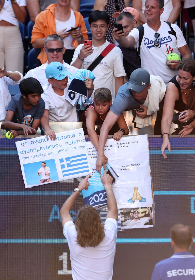 Todos quieren la firma de Stefanos Tsitsipas, el hombre que revolucionó el tenis en Grecia