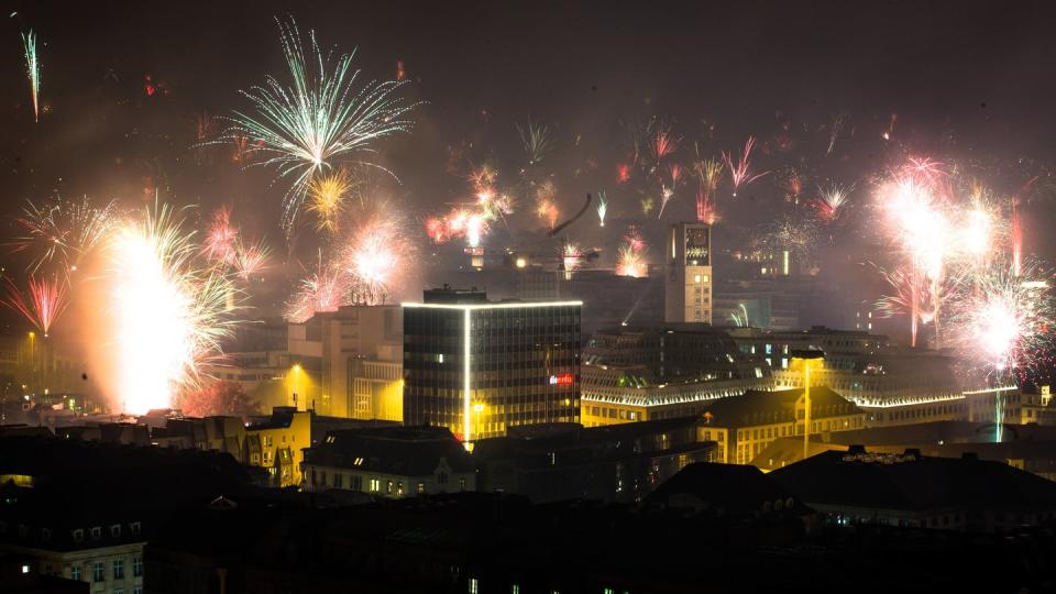 Die deutschen Städte verzichten auch in diesem Jahr auf umfassende Böllerverbote. Lediglich in einzelnen Brennpunktzonen darf kein Feuerwerk gezündet werden.