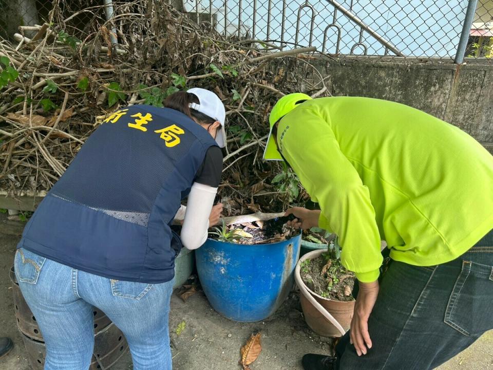 室內外地毯式強制孳生源檢查。   圖：高雄市衛生局/提供