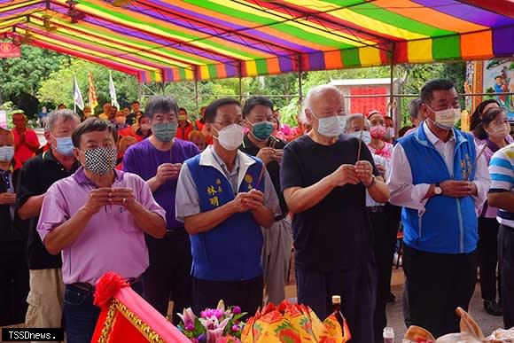 圖:草屯鎮無極褒忠義民宮慶祝69周年慶，縣長林明溱與主任委員張鴻文等主持開香祈福儀式。(記者蔡榮宗攝)