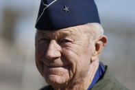 ARCHIVO - En esta imagen de archivo del domingo 14 de octubre de 2012, el general de brigada retirado Charles Yeager habla con los medios tras una recreación del vuelo en el que rompió la barrera del sonido 65 años antes, en la Base Aérea de Nellis.Yeager, el primer piloto que rompió la barrera del sonido, murió el lunes 7 de diciembre de 2020. Tenía 97 años. (AP Foto/Isaac Brekken, Archivo)