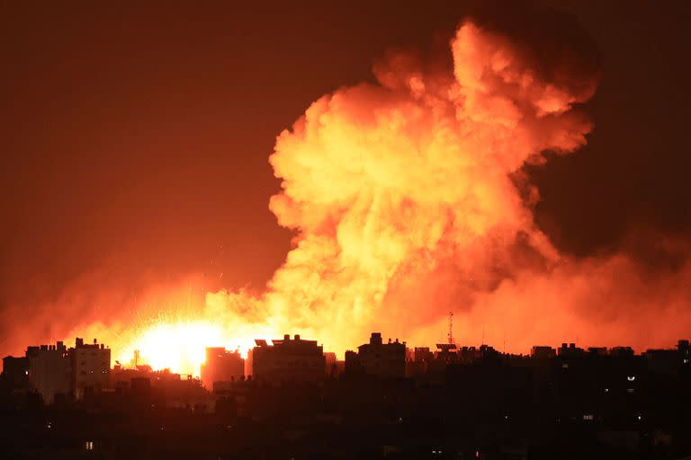 Bombardeos israelíes sobre la Ciudad de Gaza, tras el ataque múltiple de Hamas. ( MAHMUD HAMS / AFP)