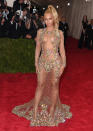 <p>Beyonce Knowles setzte 2015 auf Transparenz: Ihre Robe des französischen Couture-Hauses Givenchy war an wenigen ausgewählten Stellen mit Edelsteinen besetzt, entworfen von Ricardo Tisci. (Bild: Getty Images)</p> 
