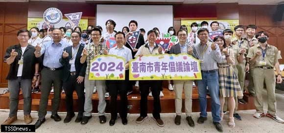 第二屆臺南市青年倡議論壇專業開展，教育局長鄭新輝肯定八所高中職學生由三大面向關注公共議題，內容精彩。（記者李嘉祥攝）