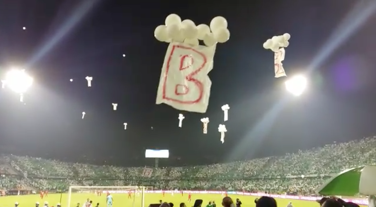 Los aficionados de Atlético Nacional amarraron plásticos marcados con una ‘B’ a globos inflados con helio.