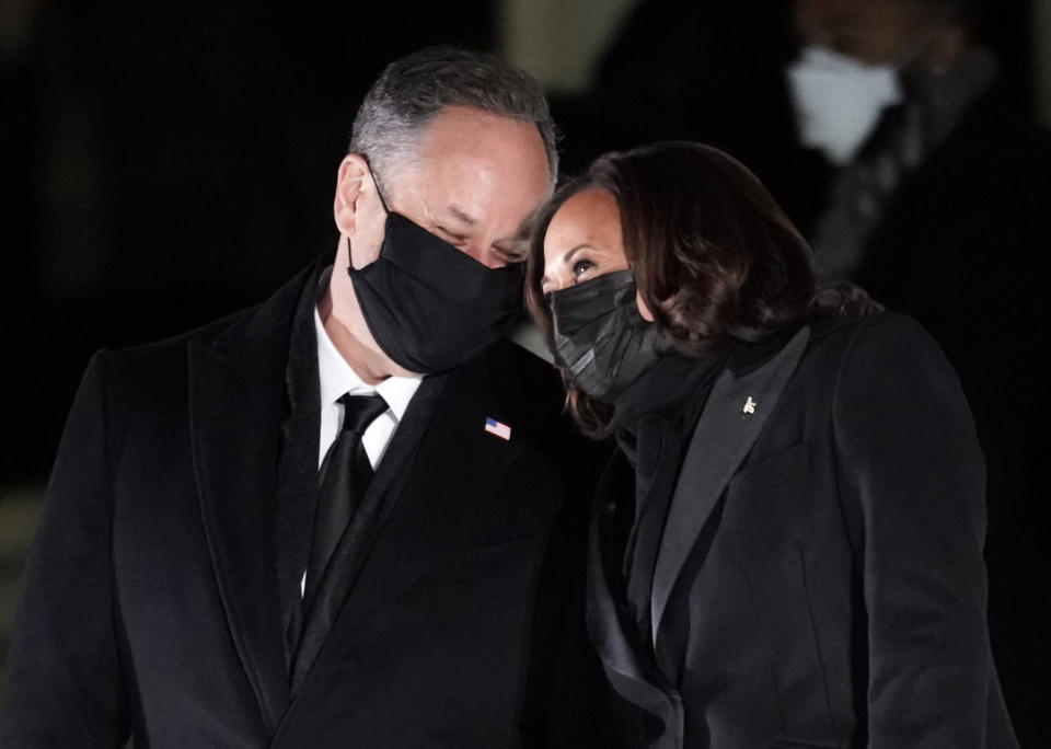 La vicepresidenta Kamala Harris y su esposo, Doug Emhoff, asisten al concierto "Celebrating America" en el Lincoln Memorial en Washington, el miércoles 20 de enero del 2021 tras la ceremonia de investidura de Harris y el presidente Joe Biden. (Joshua Roberts/Pool photo via AP)