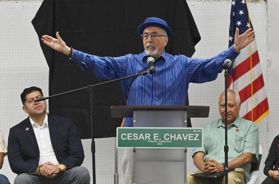 El poeta laureado emérito de Estados Unidos Juan Felipe Herrera, en el centro, pronuncia un poema durante la celebración del cambio de nombre de una calle en honor a César E. Chávez, realizada en el recinto ferial de Fresno, el sábado 10 de junio de 2023.