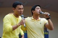 The politician and actor sing a duet. (Photo by Enie Reyes)