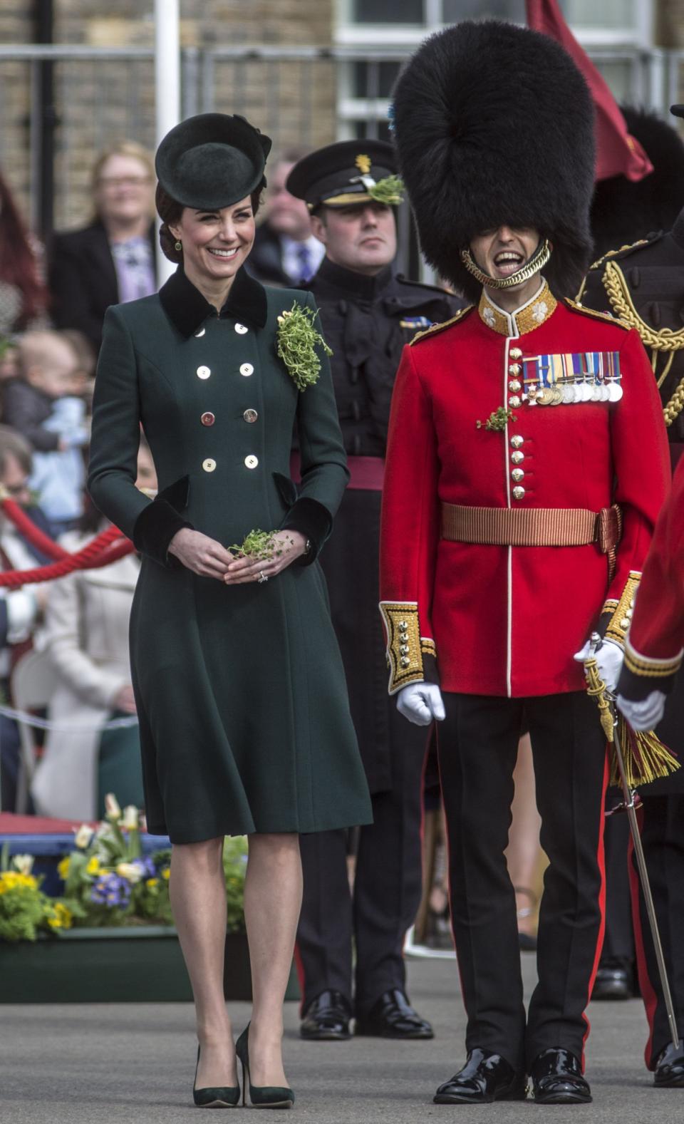 <p>Ein Look von Catherine Walker mit goldenen Militärknöpfen. Die Herzogin kombinierte das schmeichelhafte Design mit grünen Wildleder-Pumps von Emmy London und einem passenden Hut von Sylvia Fletcher. (Bild: PA) </p>