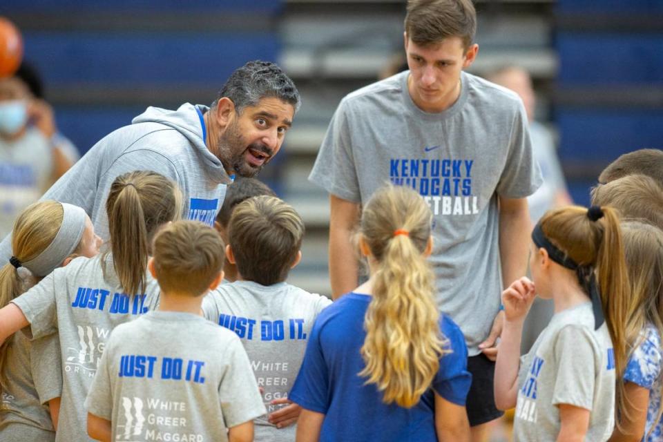 Orlando Antigua interacted with campers during the UK team’s visit to Thomas Nelson High School on June 1.