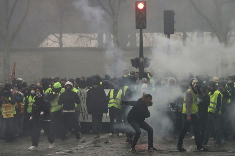 'Yellow vest' protesters clash with riot police in Paris