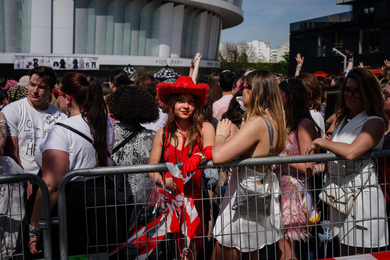 Taylor Swift à Paris : ses concerts à la capitale ont aussi montré les dérives du secteur aux Etats-Unis (Photos de fans attendant l’ouverture de la Défense Arena pour le concert de Taylor Swift le 10 mai 2024) 