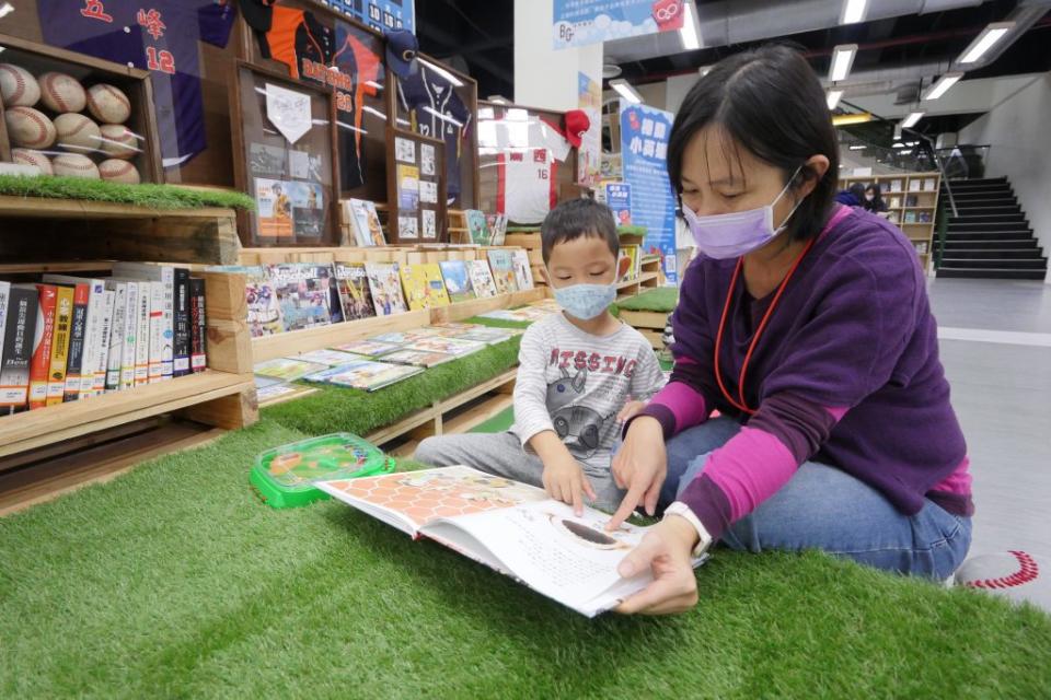 親子一同閱讀棒球相關插畫繪本，閱讀中了解棒球運動，鼓勵小讀者們多元嘗試。（記者彭新茹攝）