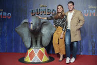 <p>Por la alfombra roja de ‘Dumbo’ también desfiló otro ‘triunfito’, pero de la primera edición del famoso <em>talent show</em>. Hablamos de Manu Tenorio, que acudió con su mujer (llevan casados desde 2008). (Foto: Gtres). </p>