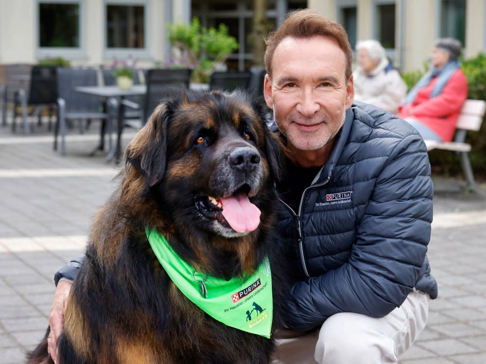 Jochen Bendel beim Besuch eines Seniorenheims in Paderborn mit dem gemeinnützigen Verein "Tiere bauen Brücken e.V.". (Bild: Getty Images für Purina)