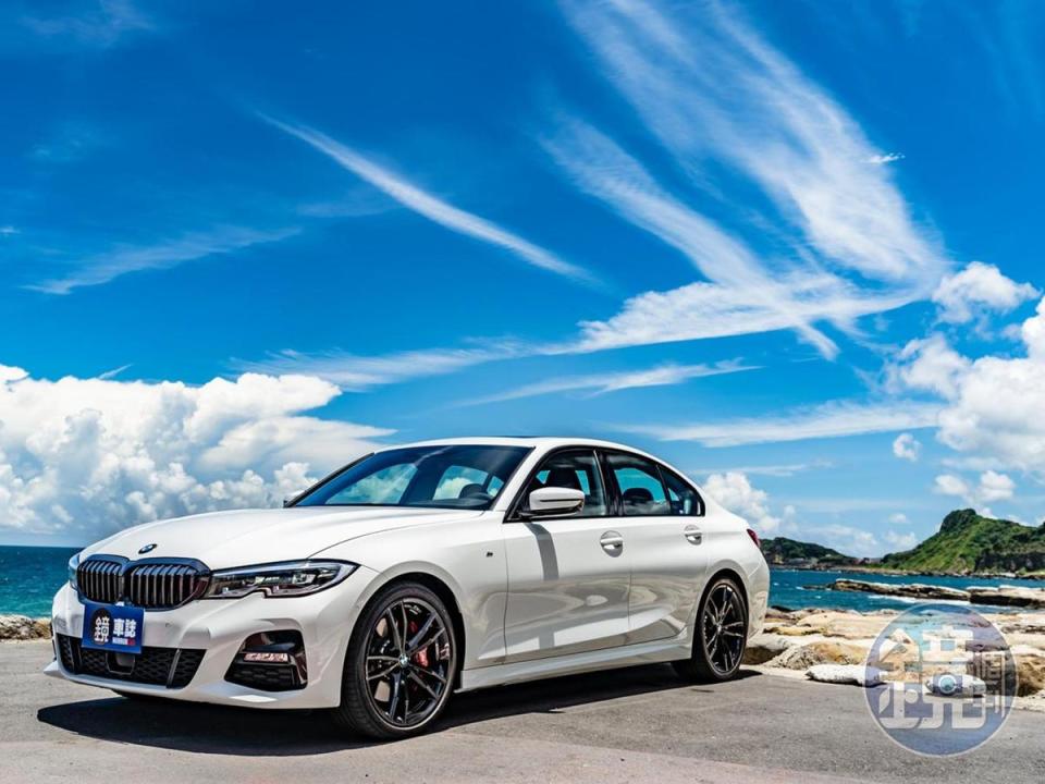 除了在外觀與內裝皆有升級之外，甚至連懸吊都有所進化，BMW 330i M Sport Midnight Edition夜型版額外多出的那9萬元，可說是讓人十分有感。