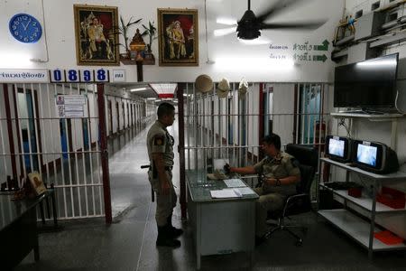 Guards stand in the long-term sentence zone inside Klong Prem high-security prison in Bangkok, Thailand July 12, 2016. REUTERS/Jorge Silva