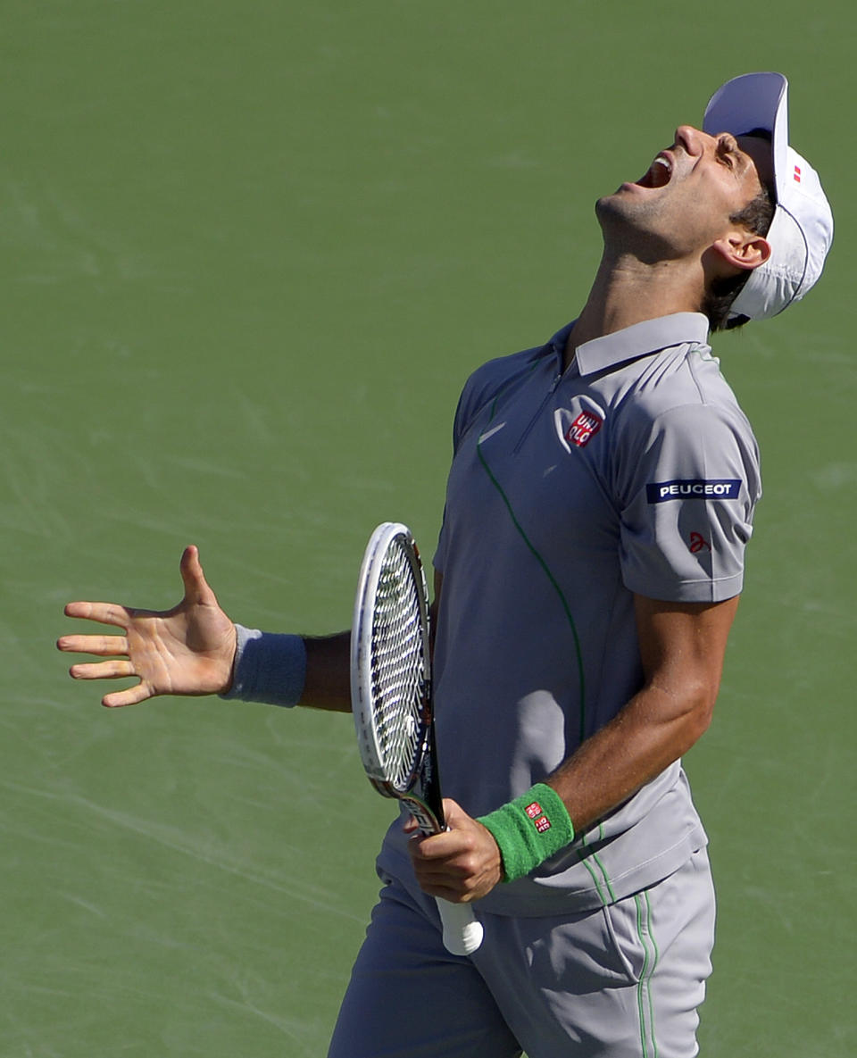 El serbio Novak Djokovic reacciona tras perder un punto ante Roger Federer en la final del torneo de Indian Wells el domingo 16 de marzo de 2014. (AP Foto/Mark J. Terrill)