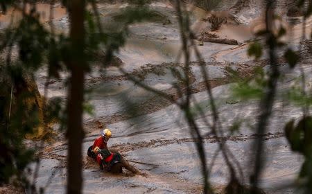 Rescue workers search for victims at Bento Rodrigues district that was covered with mud after a dam owned by Vale SA and BHP Billiton Ltd burst, in Mariana, Brazil, November 8, 2015. REUTERS/Ricardo Moraes