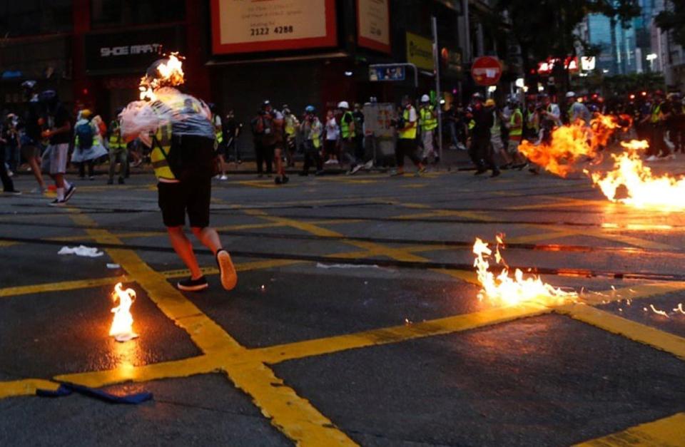 該名遭汽油彈波及的記者身上雨衣著火、左邊臉部燒傷。   圖 : 翻攝自香港城市大學學生會城市廣播（CBC）