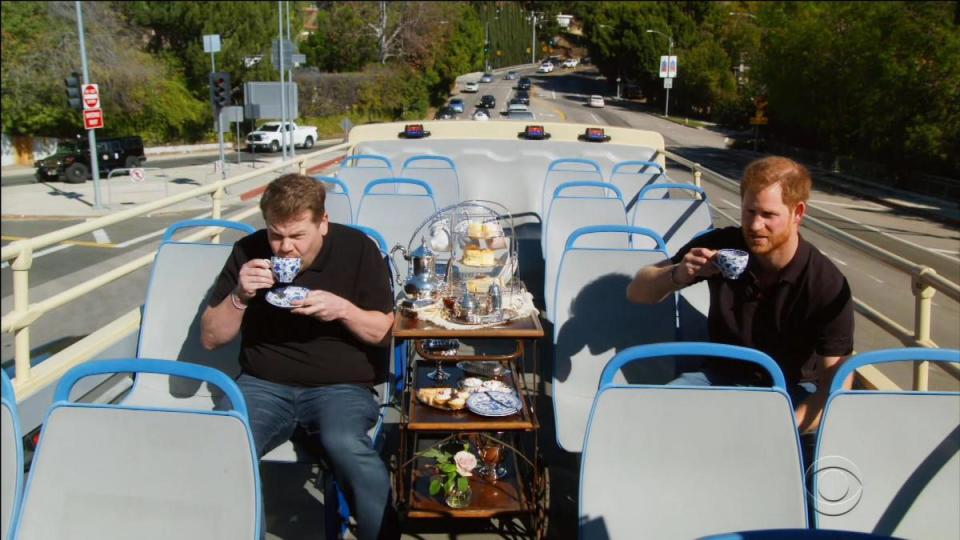哈利（右）與同樣來自英國的詹姆斯柯登在雙層觀光巴士上暢遊洛杉磯。（翻攝 The Late Late Show with James Corden影片）