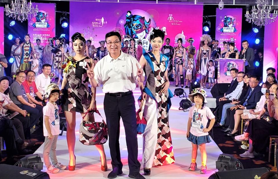《圖說》模特兒牽幼兒園小朋友與劉和然副市長走秀。〈教育局提供〉
