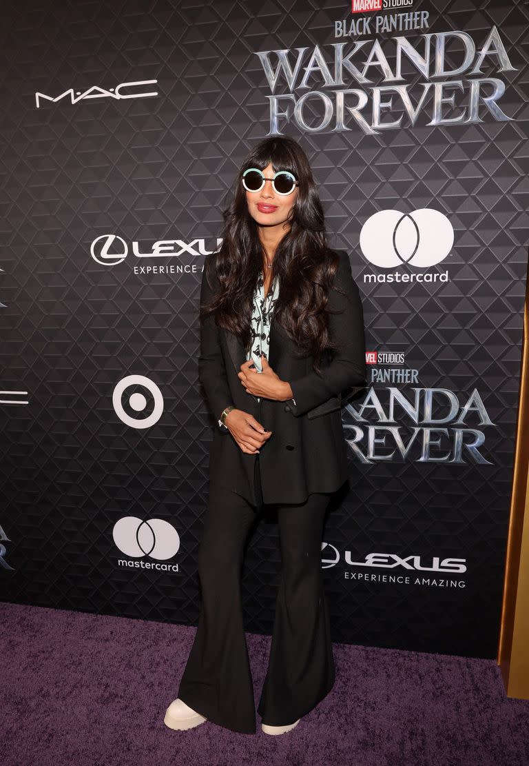 Jameela Jamil y un look con aires setenteros