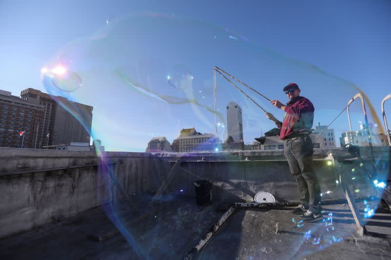 'Bubble man' roams San Francisco streets, bringing joy