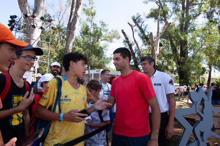Facundo Díaz Acosta, invitado y sorpresivo finalista del ATP porteño, en la zona pública, durante una acción con los espectadores.