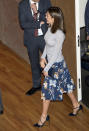 <p>La Reina Letizia apareció en el evento ‘La Caixa’ Scholarships, en Madrid, con una sencilla falda de estampado de mariposas y suéter gris/Getty Images </p>