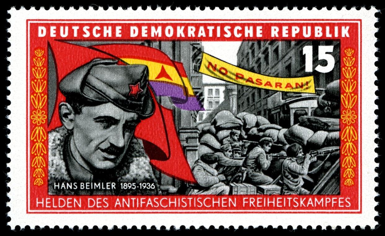 Sello que homenajea a Hans Beimler, miembro de las Brigadas Internacionales, que murió en España y había sido amigo personal del que fue máximo dirigente de la RDA, Erich Honecker. <a href="https://www.shutterstock.com/es/image-photo/moscow-russia-october-24-2021-postage-2064932024" rel="nofollow noopener" target="_blank" data-ylk="slk:Shutterstock;elm:context_link;itc:0;sec:content-canvas" class="link ">Shutterstock</a>