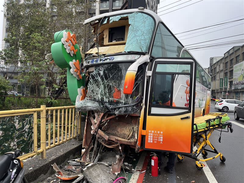 竹東高中校車車頭幾乎撞爛，擋風玻璃也碎裂。（圖／翻攝畫面）