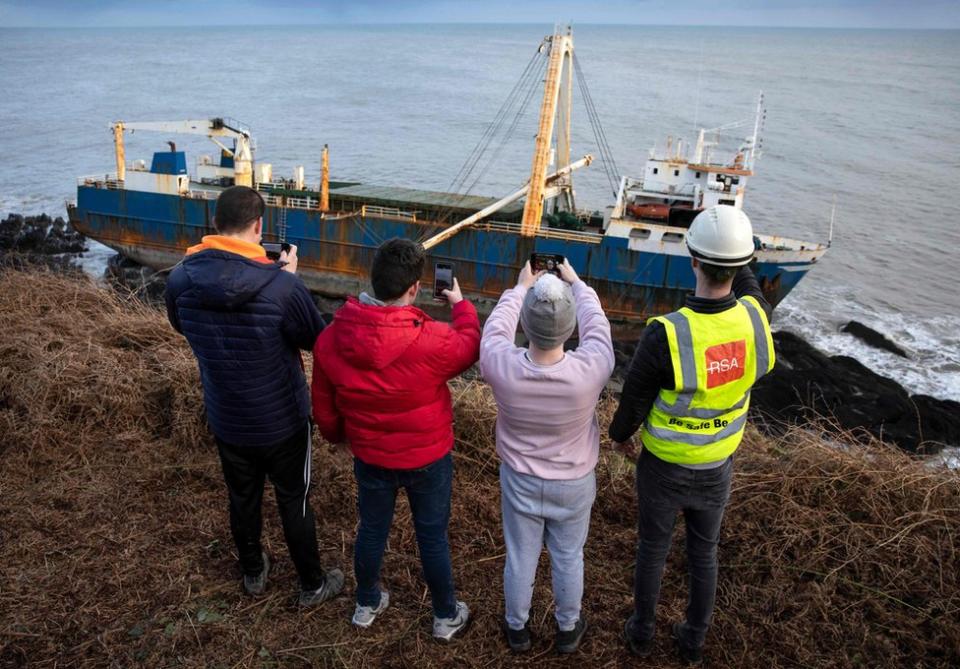 Imagen del barco fantasma abandonado Alta atrapado en las rocas de la costa irlandesa