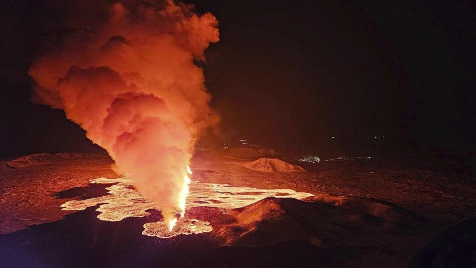 Vista aérea de la erupción de un volcán al norte de Grindavík, Islandia, el 8 de febrero de 2024. (Almannavarnir vía AP)