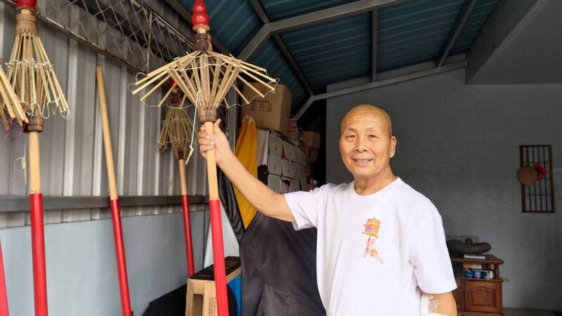 呂柏達的踏娘傘堅持自己手工製作 65歲的呂柏達致力傳承廟會中的踏娘傘技藝，手上的 娘傘也堅持手工製作，還原傳統精神。 中央社記者蔡孟妤攝  113年6月29日 