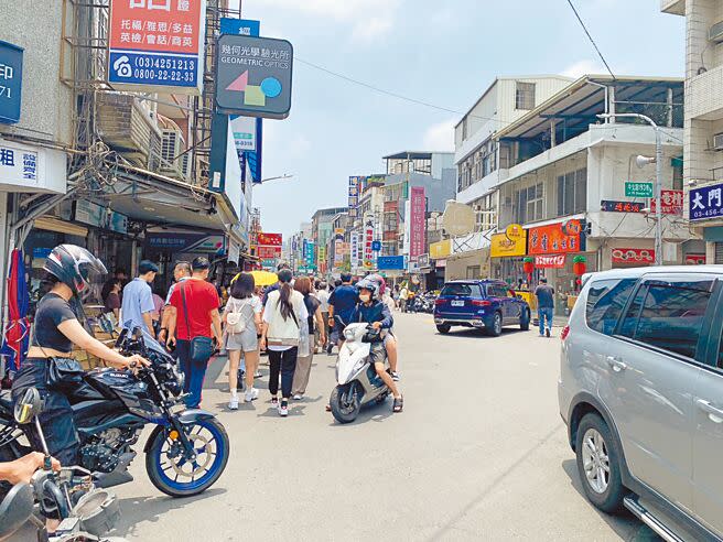 桃園市中壢區中原大學外中北路，由於緊鄰校園、夜市及停車場等，人車潮眾多，地方盼設人行道、解決塞車問題，交通局將調查回堵原因並研擬配套措施。（蔡明亘攝）