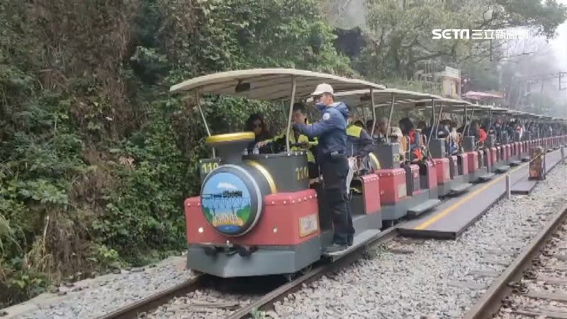 苗栗三義的小火車吸引遊客搭乘。