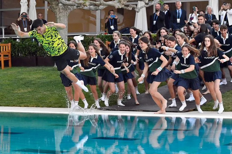 Carlos Alcaraz cumpliendo con la tradición de los campeones de Barcelona: arrojarse a la piscina del club