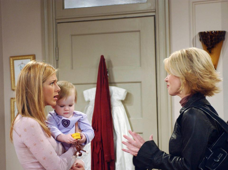 Jennifer Aniston as Rachel Green, holding Cali Sheldon/Noelle Sheldon as Emma Geller-Green