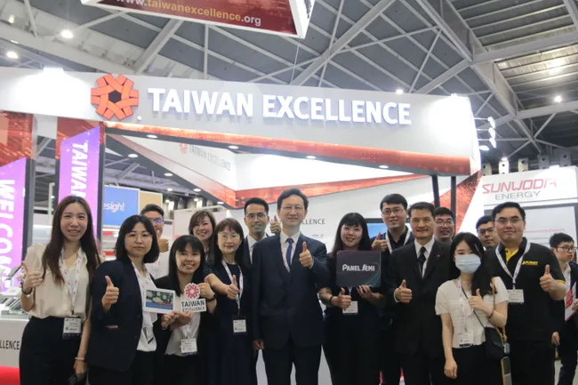 Mr. Tung Chen-Yuan, Representative of the Taipei Representative Office in Singapore, with the Taiwan Excellence Brands delegates at the Taiwan Excellence Pavilion