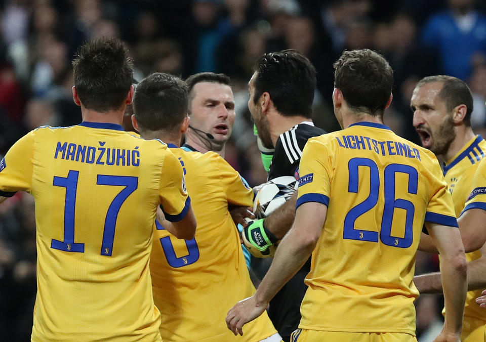 <p>Soccer Football – Champions League Quarter Final Second Leg – Real Madrid vs Juventus – Santiago Bernabeu, Madrid, Spain – April 11, 2018 Juventus’ Gianluigi Buffon remonstrates with referee Michael Oliver before being sent off REUTERS/Susana Vera </p>