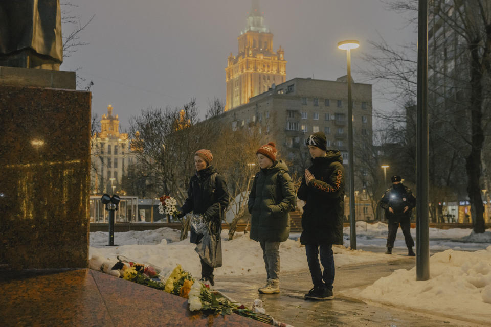 Un grupo de personas depositan flores en la estatua de la poetisa y escritora ucraniana Lesya Ukrainka en Moscú, el 19 de enero de 2023, en honor a los muertos por un ataque con misiles rusos en Dnipró, Ucrania. (Nanna Heitmann/The New York Times).