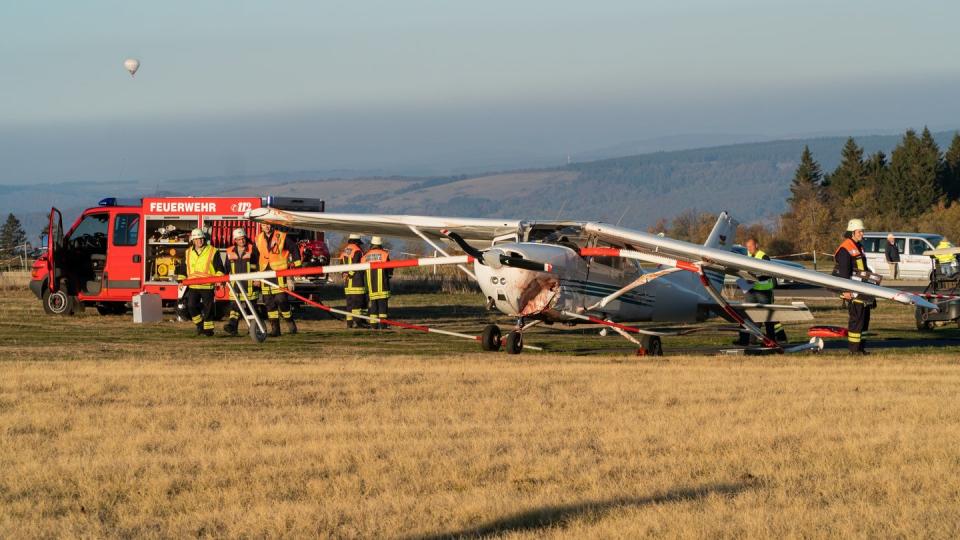 Auf der Wasserkuppe war ein Kleinflugzeug über das Ende der Landepiste hinausgeschossen. Auf einer dahinter verlaufenden Straße erfasste das Flugzeug drei Spaziergänger, die sofort tot waren. Foto: Joscha Reinheimer