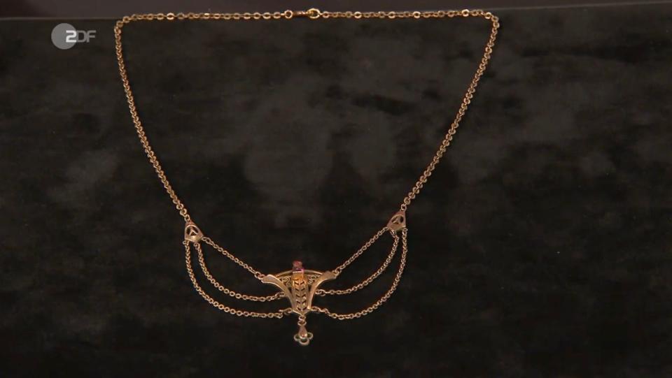 Ein Jugendstil-Collier von 1910 aus vergoldetem Messing mit Glasperlen ging für 85 Euro an Walter Lehnertz.