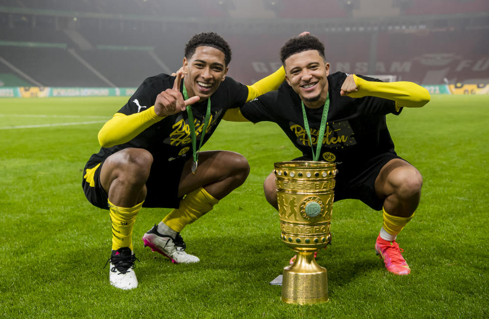 Jude Bellingham (izquierda) y Jadon Sancho (derecha) celebran al título del Borussia Dortmund de la Copa Alemana en 2021. (Foto: Alexandre Simoes/Borussia Dortmund via Getty Images)